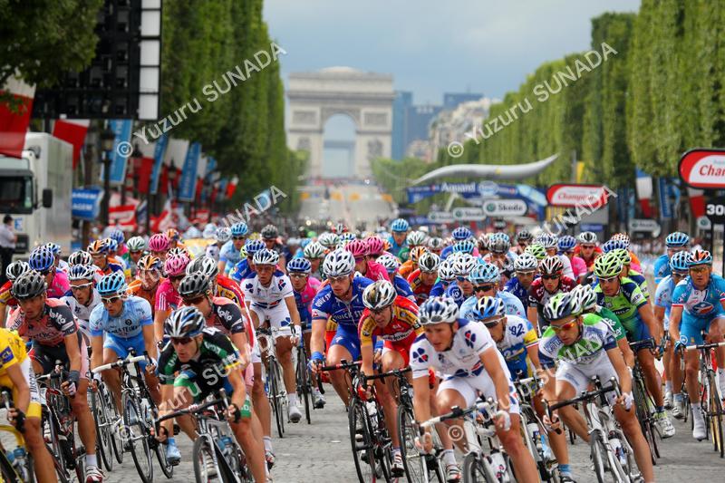 Peloton at Champs-Elysees008p.jpg